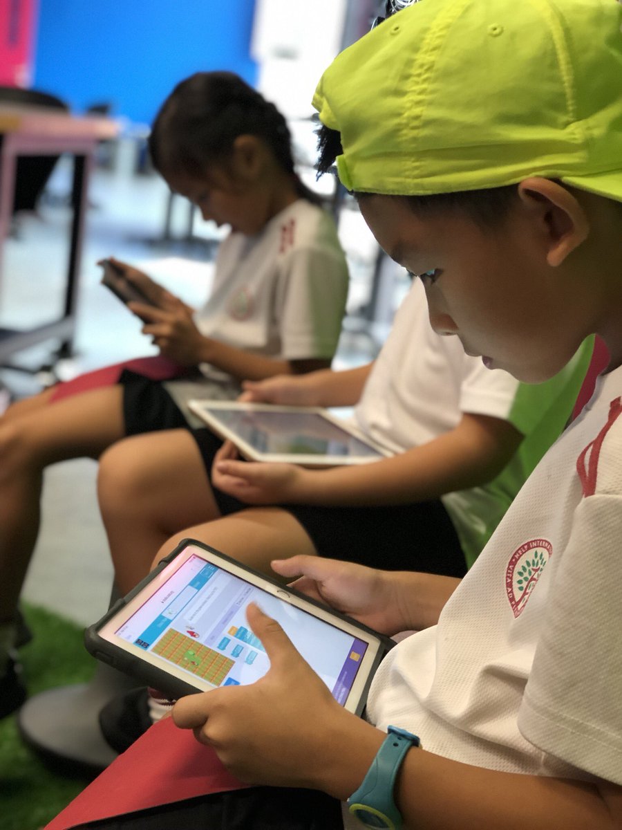vickyyhengg's tweet image. The first introductory session for Dash & Dot CCA today! #his_learning #whatiscoding @WonderWorkshop