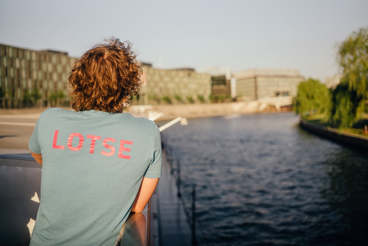 Nein, bei uns an Bord werden auch im <a href="/w_jahr/">Wissenschaftsjahr</a> 2019 zum Thema #KünstlicheIntelligenz keine Roboter die Ausstellung betreuen. Darum: Studierende aufgepasst, wir heuern wieder an. Bewerbt euch bis zum 17.2.: wissenschaft-im-dialog.de/fileadmin/user… #Studentenjob