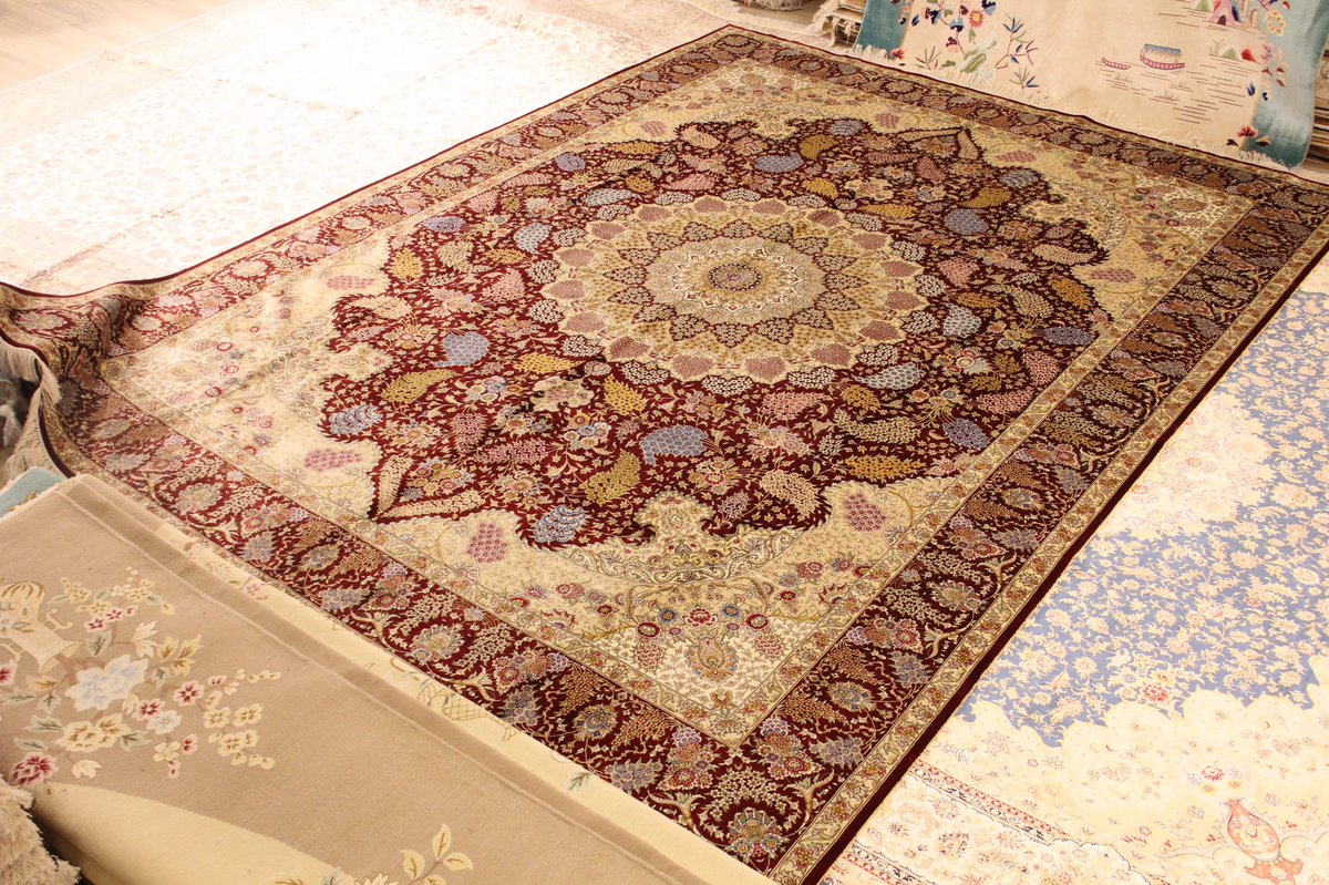 Maria_wang7's tweet photo. Gorgeous hand knotted silk carpet at size 290x390cm! #silkrug #handmaderug #orientalrug #persianrug #traditionalrug #interiordesign #luxuryhomes #rugsforlivingroom #silkcarpet #handknottedrug https://t.co/dbgfycUUra