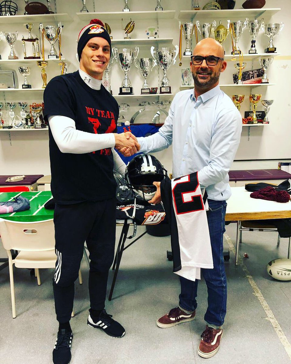 Nuestros nuevos jugadores, Trenton y Evan, ya están en Madrid preparándose con el resto del equipo,para el inicio de la temporada este domingo💪🏻🏈😈
#BeADemon
<a href="/LG_ES/">LG España</a> <a href="/FEFA_Spain/">FEFA</a> @Rozasdeporte <a href="/TasteOfAmericaE/">Taste of America</a> <a href="/Ayto_Las_Rozas/">Ayuntamiento de Las Rozas</a>
