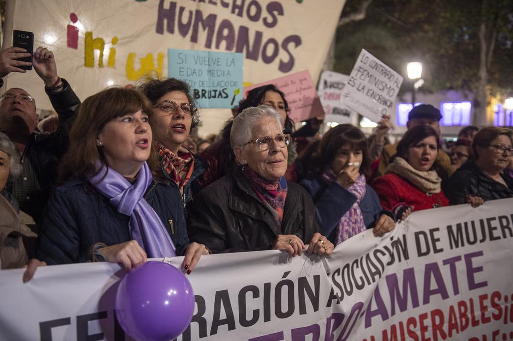 DisoImages's tweet photo. Concentración feminista en Sevilla contra el acuerdo de gobierno andaluz que incluye pactos con VOX
https://t.co/7pjPPDqWd5
#NiUnPasoAtrasEnIgualdad #VivasNosQueremos https://t.co/i2wICbDpuy