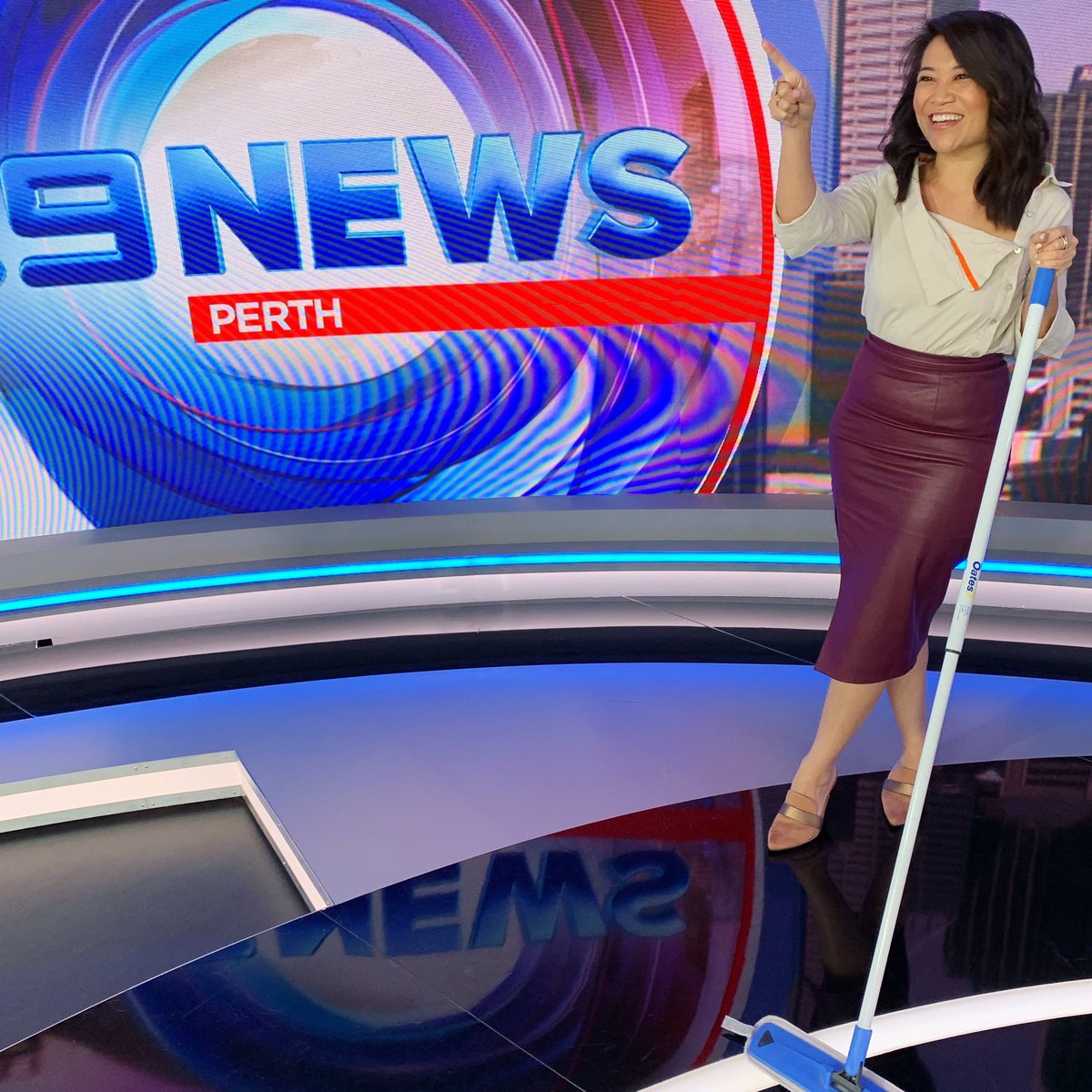 Tracy_Vo's tweet photo. • C L E A N I N G 🧼 D U T I E S • #9LivePerth is still on a little break during the Australian Open 🎾 In the mean time, making sure the studio is ✨ for @9Thommo at 6pm! @9NewsPerth @9Perth 😂📺9️⃣ #9Perth #9NewsPerth https://t.co/j2TE9aJO2W