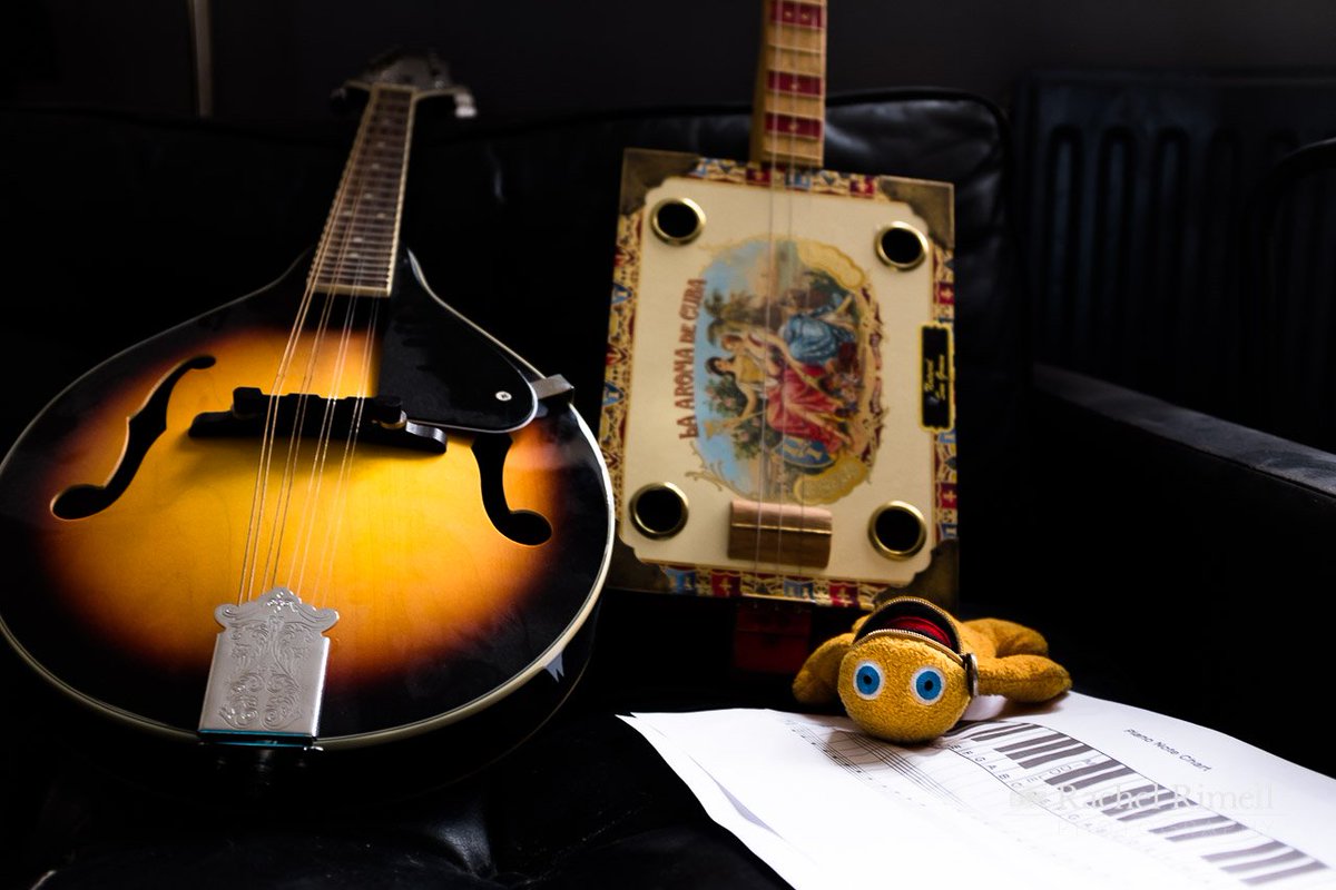 What makes your home a home? The people that make a home leave their traces - and that's where the #art is! New blog on documenting #Home: bit.ly/2T0AcUZ #londonfamilyphotographer #documentaryfamilyphotography #documentyourlife #redefinethefamilyphoto #documentyourdays