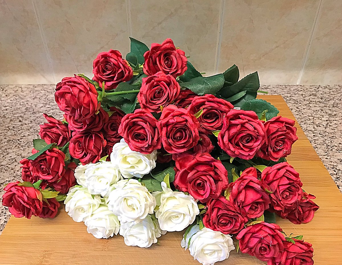 sweetanddel's tweet photo. I have been flower shopping this morning for a few weddings I have coming up. Some brides prefer silk flowers on their cake to match their silk bouquets. These flowers are a good alternative to sugar or fresh flowers. #silkflowers #roses #midlandsweddings https://t.co/HOmG7A2955
