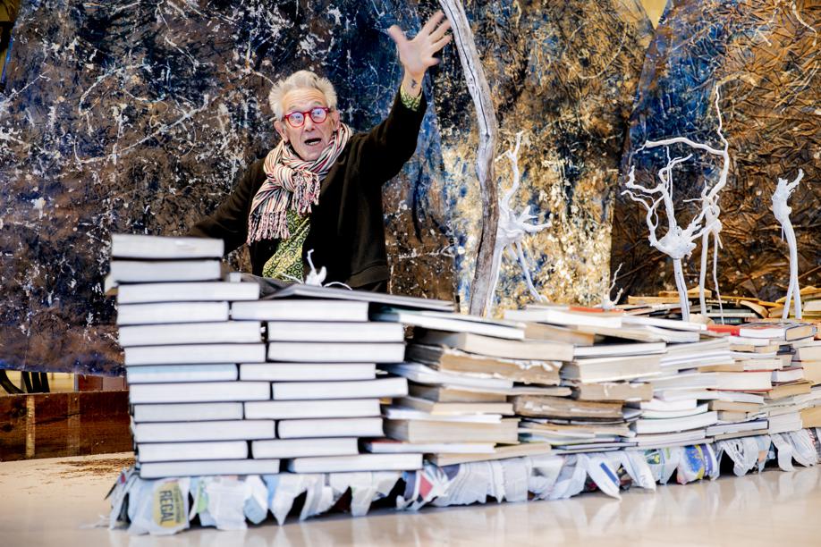 LaContraLV's tweet photo. “Cuelgo mis libros de un árbol, para que se aireen”, Joan Baixas, artista. https://t.co/7aPK26t4hi  por @amelanovela https://t.co/SZzvO6AAqy