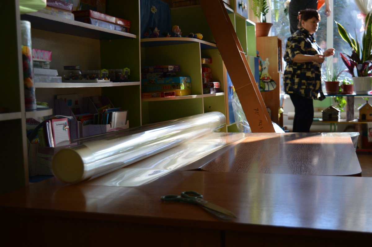 ICRC_ua's tweet photo. Kids watched on with ?? in their eyes, as adults glued a protective layer on windows of the kindergarten in Shchastia. The anti-blast film is one of the elements w/ which teachers enhance safety of the kids. They also explain to the kids the #mine risks &amp; rules of safe behaviour. https://t.co/z9lVemtNFn
