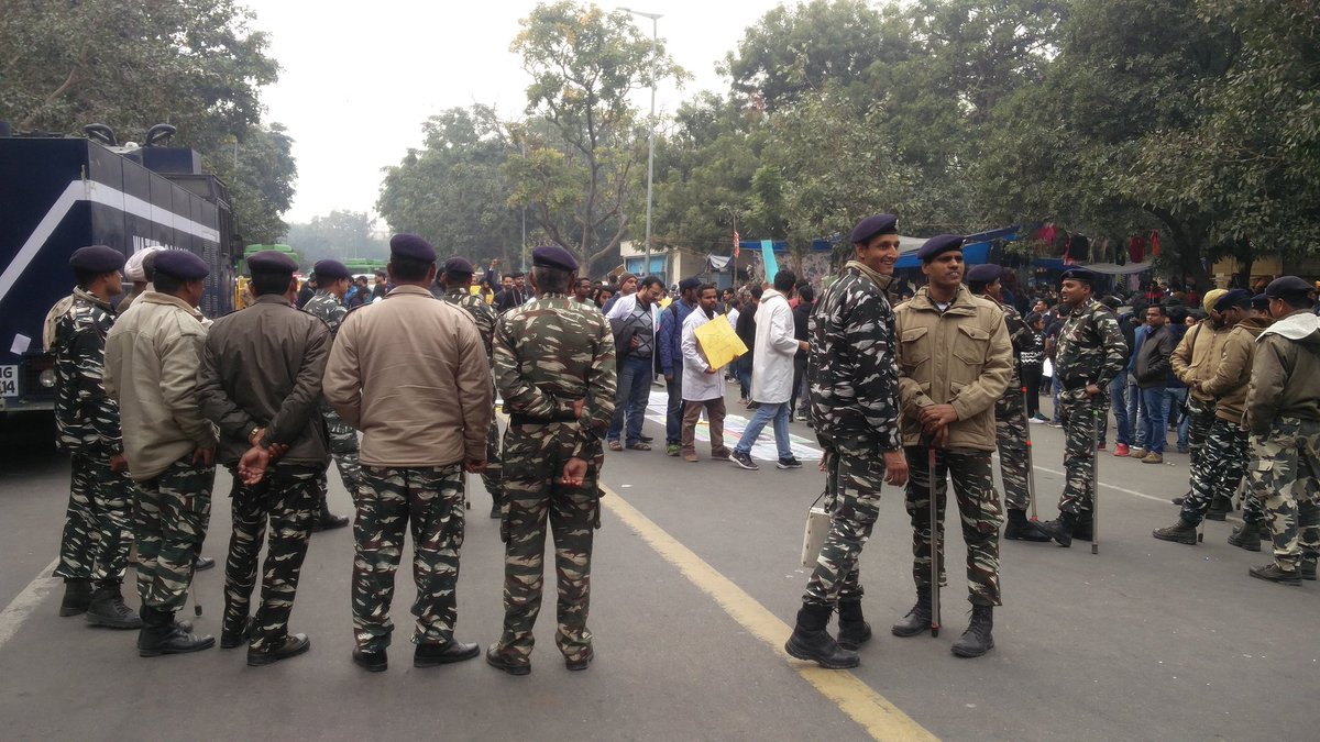 pallavabagla's tweet photo. Scientists &amp; scholars seeking #hikeresearchfellowship are getting tired &amp; police is getting increasingly restive to remove the protestors which includes many women. Hope it does not become more ugly note  @kvijayraghavan @drharshvardhan https://t.co/cC2J0SsRdK