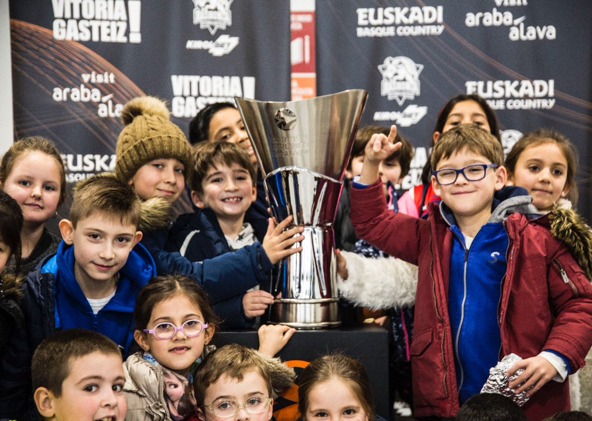 bknf4vitoria's tweet photo. ES | ¡Continúa el #TourDeLaCopa! Los niños de @CarmelitasSC_VG han disfrutado del trofeo de la Euroleague en sus instalaciones #BasketCapital #OrgulloF4 https://t.co/t2JfjQvD1e
