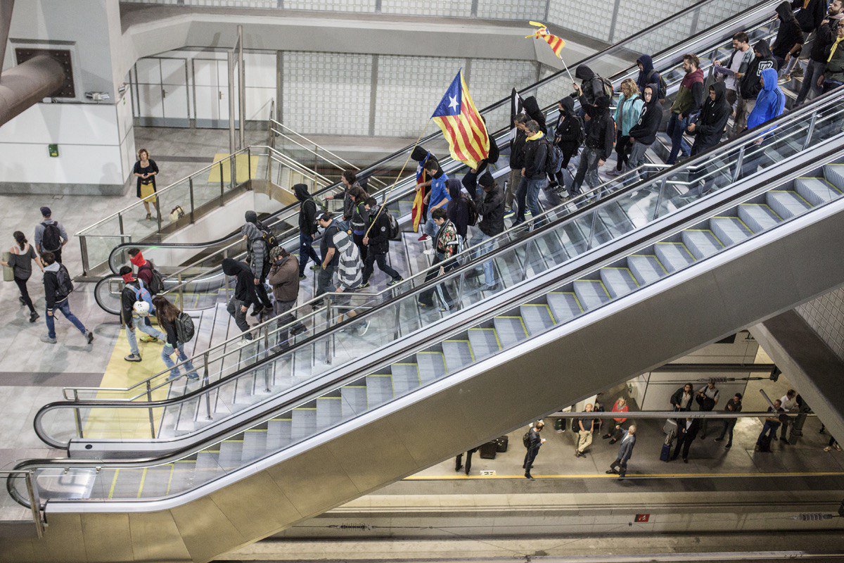 #ÚLTIMAHORA | Ja són onze les persones detingudes per la Policia Nacional espanyola a les comarques gironines. Les detencions no han estat ordenades pel jutjat d'instrucció que investiga l'ocupació de les vies de l'AVE durant l'aniversari de l'#1O directa.cat/almenys-tres-p…