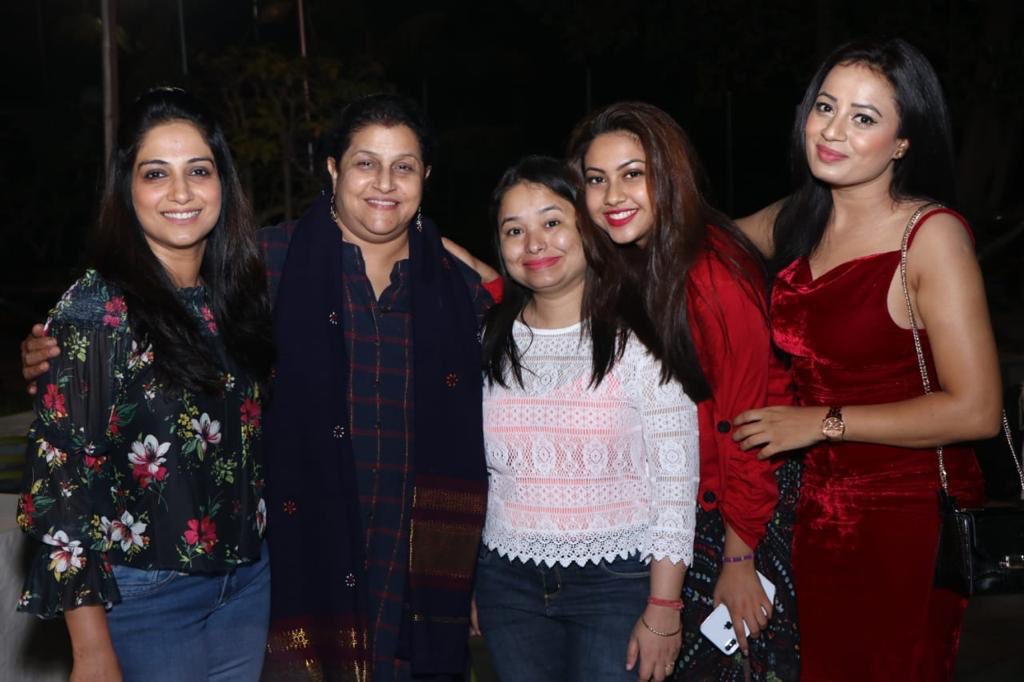 And Deshmukh Parivar is celebrating 100 episodes!💃🏼
Team #tujhsehairaabta 

#poorvagokhale #THR #100episode #celebration #wearefamily