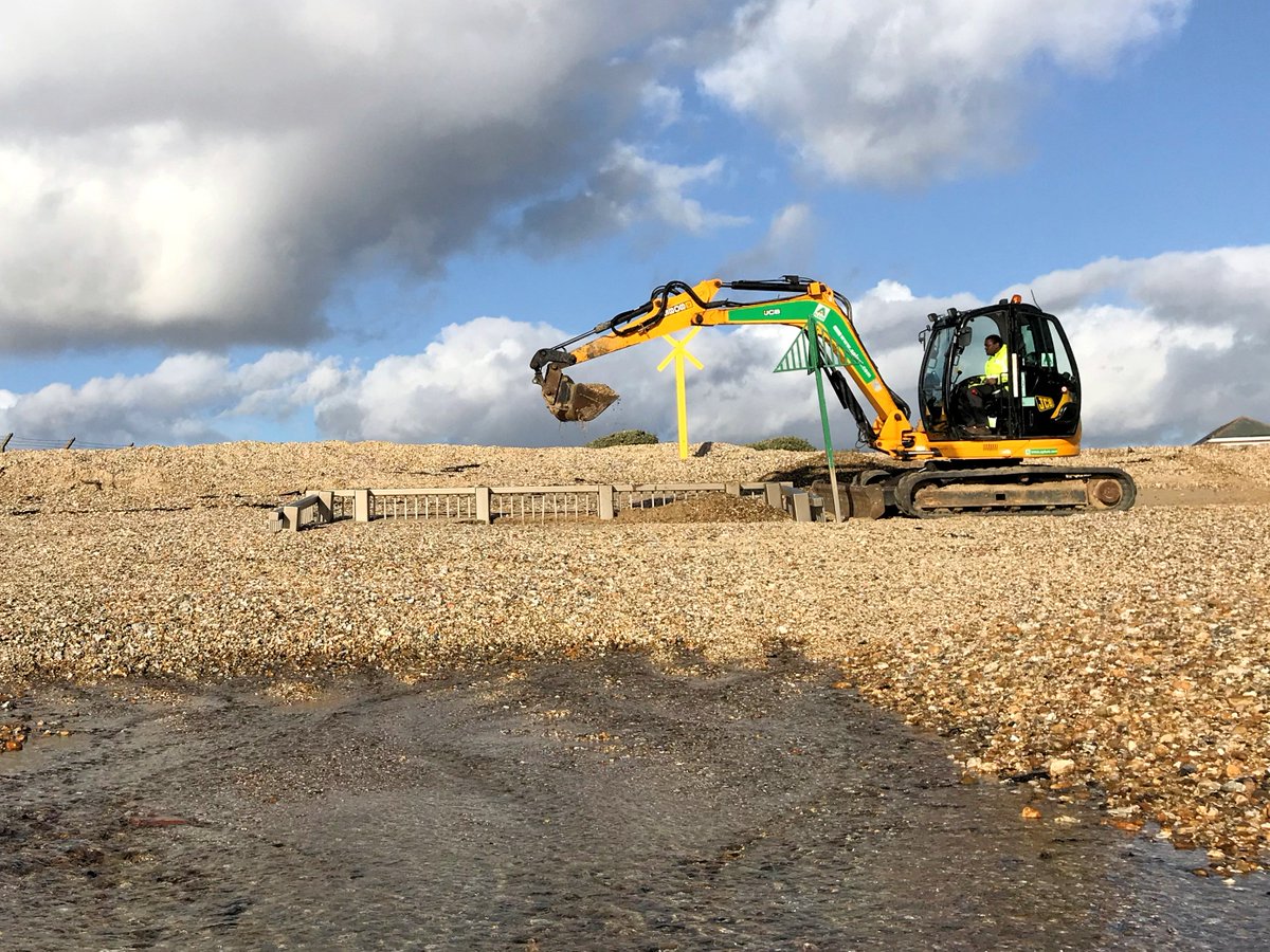 johnoflynnEA's tweet photo. #EastHantsFieldTeam clear shingle from a blocked #RiverAlver outfall, reducing flood risk to #Gosport residents. Report blockages through our 24/7 #Incident hotline 0800 807060. #floodaware @GosportCouncil. @hantsconnect @DiscoverGosport @Gosportnews https://t.co/60ZpuDX3Yr https://t.co/yibFKQaz9E