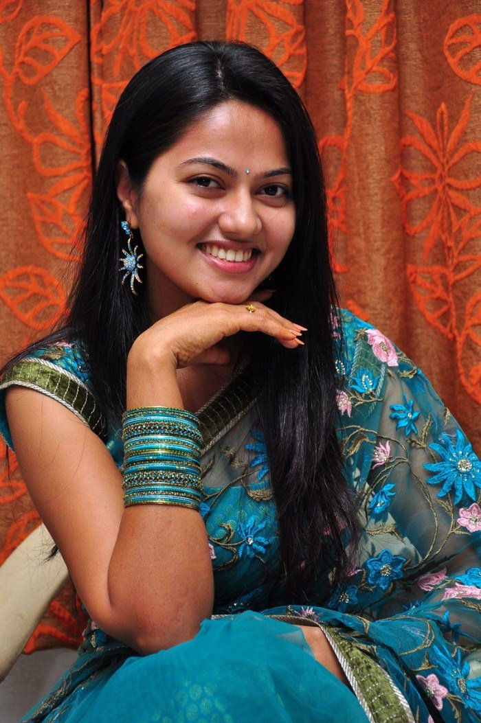 Rohit_swag's tweet photo. #Suhasini #Saree #SareeSwag #SareeLove #Sareebeauty #SareeDesign #Lovely #Cute #Sexy #MILF #SkySaree #Blouse #RedSaree #BackLess #Blouse #SouthIndian #Hot #HotWomen #SexyWoman #Girl #HotGirl #Desi #DesiGirl #Beautiful #Cleavage #Boobs #Babes 😍 https://t.co/a9b082AnmX