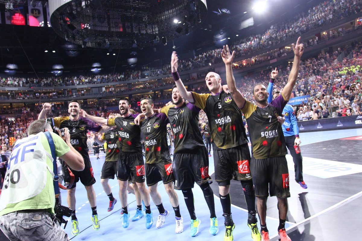 HBCNantes's tweet photo. 👀 #10YearsChallenge

Accession en D1 👉 Finale d'@ehfcl https://t.co/N3yNmTmcPX