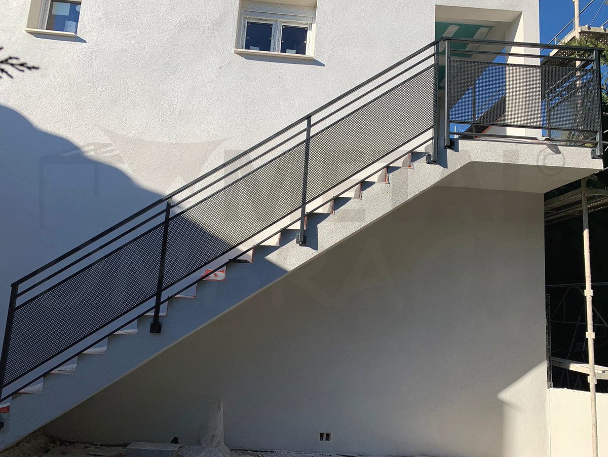 MOmbrage's tweet photo. Fabrication et Installation d'un #GARDECORPS d'éxterieur sur #MARIGNANE par https://t.co/MS2NLsB0Zd.  #Bouchesdurhone https://t.co/6HB4x6hax0