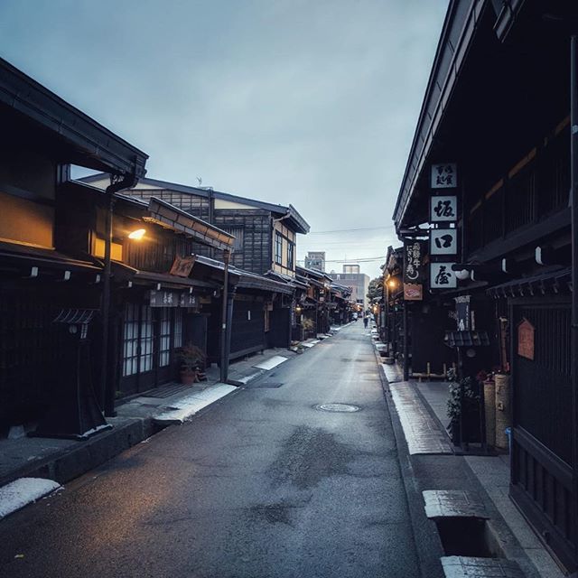 japoneando's tweet photo. A la ciudad de Takayama, en plenos Alpes japoneses, le sienta muy bien las noches de invierno. 🏮 #takayama #japan #japon #viajeros #viajarporelmundo #viajarporjapon #viajarporasia #japoneando #viajejapon https://t.co/mA7KfDR5GE
