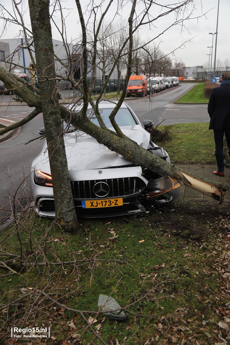 regio15's tweet photo. Uit de categorie 'dure ongelukken' dit eenzijdige ongeval op de #Theems in #DenHaag. Auto is 5 dagen oud. Cataloguswaarde ong. 250.000 https://t.co/pDVr3ThgWW