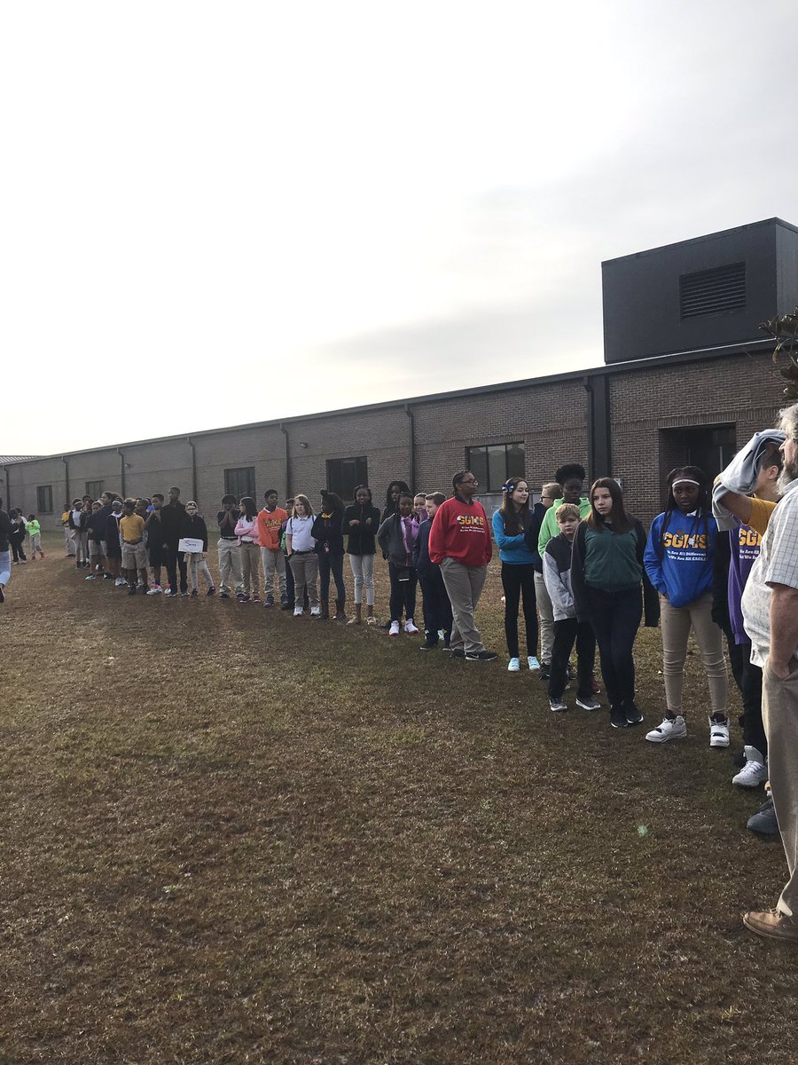 MsSeeneyTweets's tweet photo. We had a successful bus safety drill this morning! 😁 We discussed why it is important to stay seated, quiet, and out of the aisle. We also practiced leaving the bus through the emergency exit. 🛑 🚌🚦🚧 https://t.co/wk3XHt2mJf