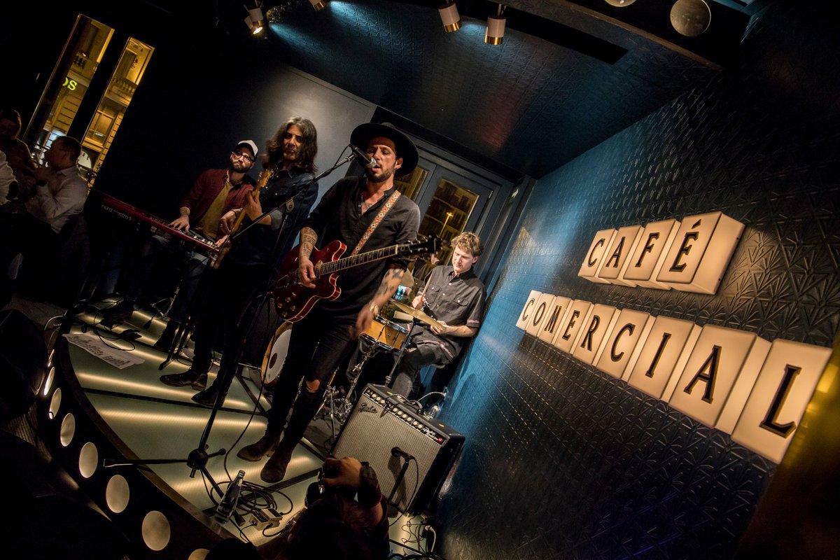 BrockmansGin_es's tweet photo. Anoche tuvimos una noche mágica en @ElCafeComercial gracias a la música de @AlberSolo. Gracias a todos por venir, el próximo martes tendremos a @meygreenmusic. Reserva tu entrada gratuita a través de @wegowES. https://t.co/bVTLY28rsy
