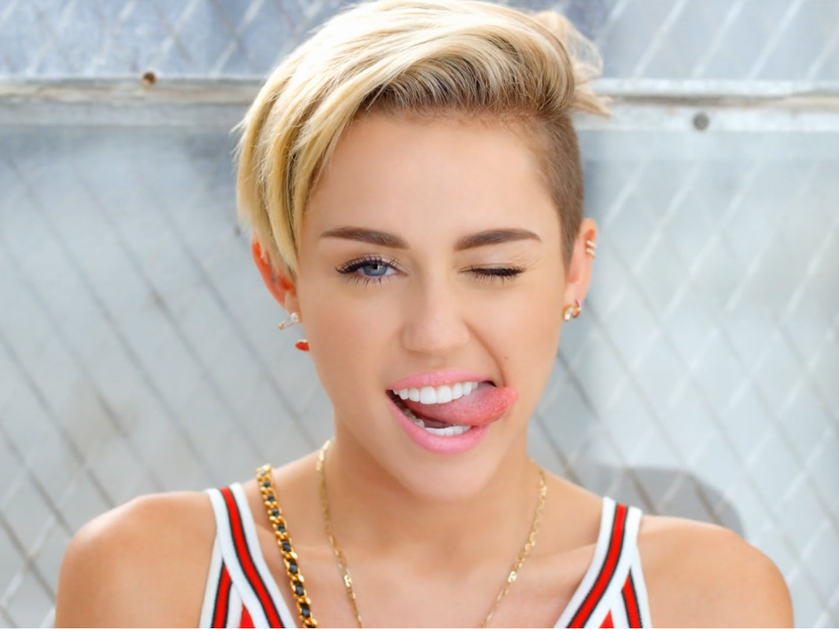 be_fameuz's tweet photo. FUN FACTS ABOUT MILEY CYRUS🎤

⚡Her birth name was Destiny Hope Cyrus

⚡She didn't go on tour for Younger Now because of her pet pigs

⚡For the 2014 VMAs, Cyrus brought a homeless man as her date to discuss the homeless problem

#mileycyrus #fameuz https://t.co/mTsp462OwT
