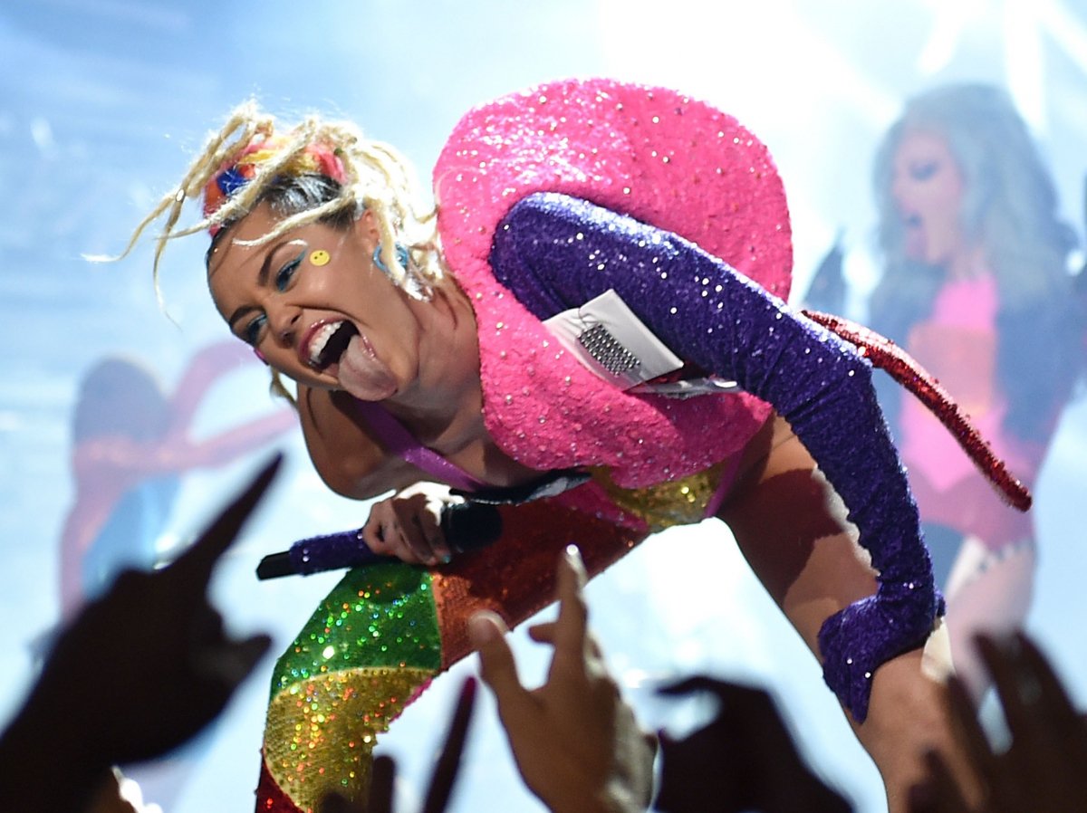 be_fameuz's tweet photo. FUN FACTS ABOUT MILEY CYRUS🎤

⚡Her birth name was Destiny Hope Cyrus

⚡She didn't go on tour for Younger Now because of her pet pigs

⚡For the 2014 VMAs, Cyrus brought a homeless man as her date to discuss the homeless problem

#mileycyrus #fameuz https://t.co/mTsp462OwT