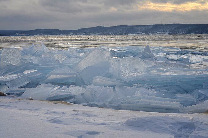 The #BlueIce is stacking up on the bay. #MunisingMI