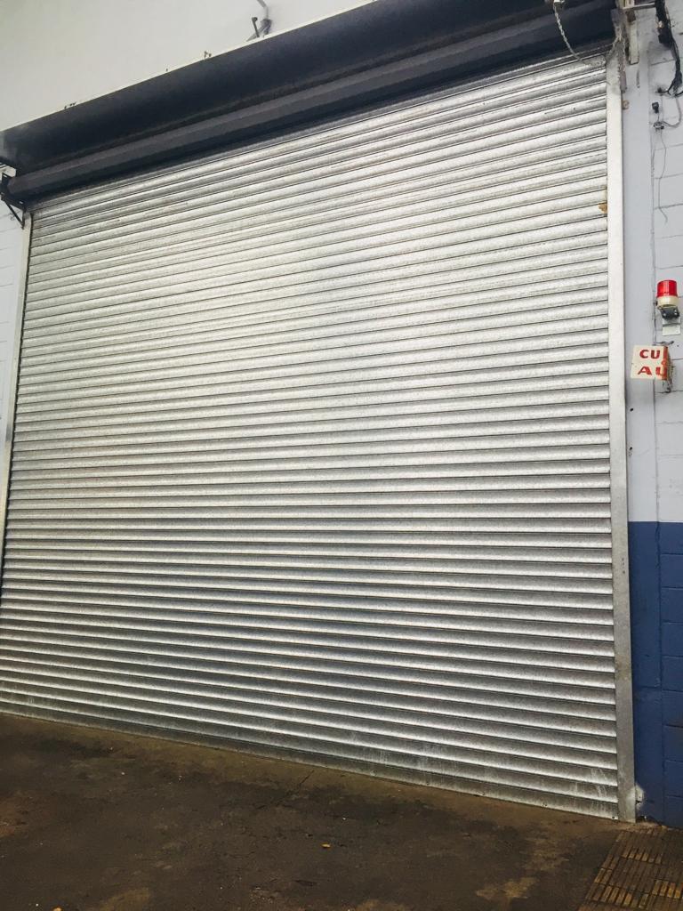 Cortinas galvanizadas con poliuretano inyectado, más resistentes al viento y brinda mayor seguridad. Por consultas comunicarse al 24014188. #CORTILUZ