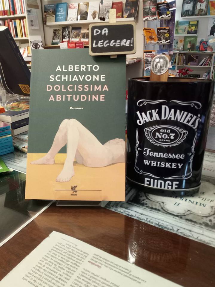 gianpietrodani1's tweet photo. #DolcissimaAbitudine Non e' facile chiudere conti con il passato soprattutto quando il passato e' doloroso e rumoroso come quello di Piera, in arte Rosa, prostituta torinese che "metteva l'amore sopra ogni cosa"
#AlbertoSchiavon #GuandaEditore #Torino #ScrittoriTorinesi https://t.co/5FTMRluErB