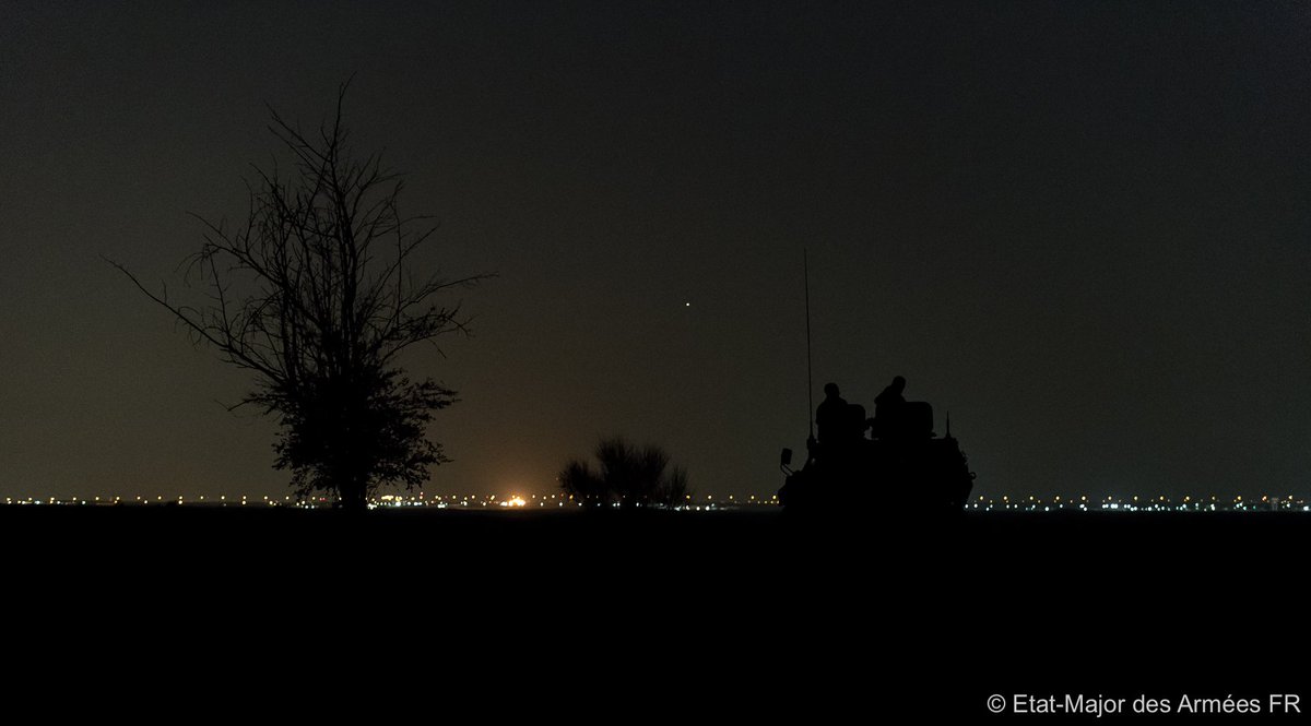 armeedeTerre's tweet photo. L'escadron blindé du #5RC armé par le #12RC avec sa section d’infanterie armée par le @152RIofficiel et renforcé d’observateurs artillerie du #68RAA a effectué un exercice tactique interarmes.
📌escorte de convoi
📌contrôle de secteur de nuit
📌infiltration en milieu désertique https://t.co/V1ZcIv1QPV