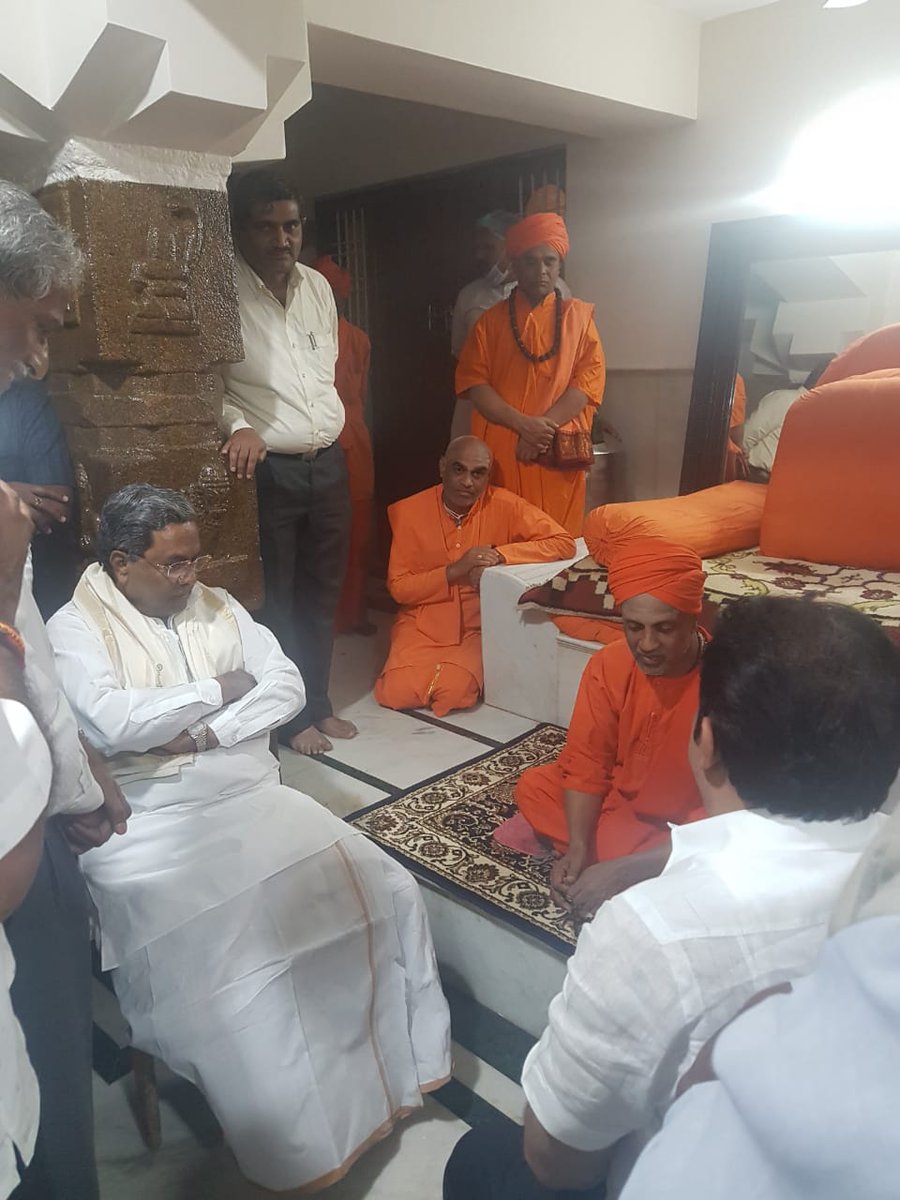 siddaramaiah's tweet photo. ತುಮಕೂರಿನ ಸಿದ್ದಗಂಗಾ ಮಠಕ್ಕೆ ಭೇಟಿ ನೀಡಿ ಶ್ರೀ ಶಿವಕುಮಾರ ಸ್ವಾಮಿಗಳ ಆರೋಗ್ಯ ವಿಚಾರಿಸಿದೆ. 
ಶ್ರೀಗಳು ಆದಷ್ಟು ಬೇಗ ಗುಣಮುಖರಾಗಲಿ‌ ಎಂದು ಪ್ರಾರ್ಥಿಸುತ್ತೇನೆ. https://t.co/jvEMfNyFJ5