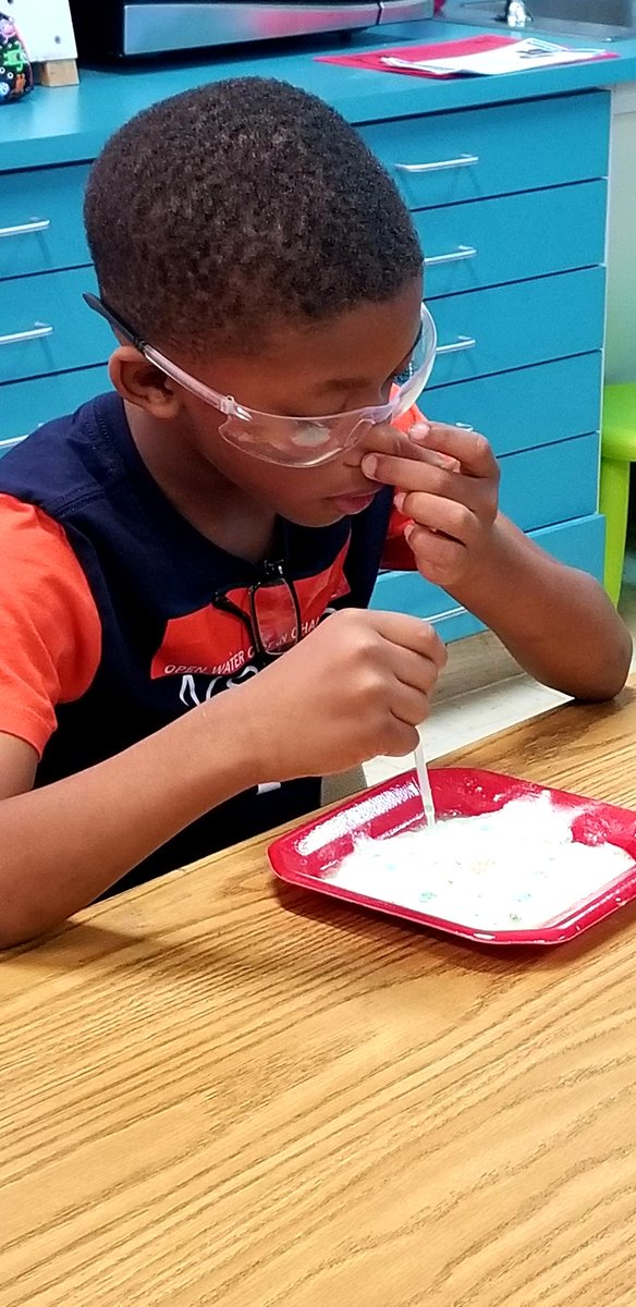 FirstwithMissC's tweet photo. A little vinegar and baking soda make for a stinky science experiment in #littlescientists club! #polserproud #1stgrade https://t.co/eBv6qFtZJw