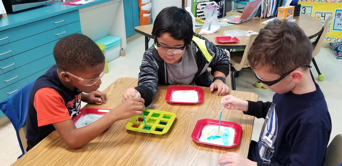 FirstwithMissC's tweet photo. A little vinegar and baking soda make for a stinky science experiment in #littlescientists club! #polserproud #1stgrade https://t.co/eBv6qFtZJw