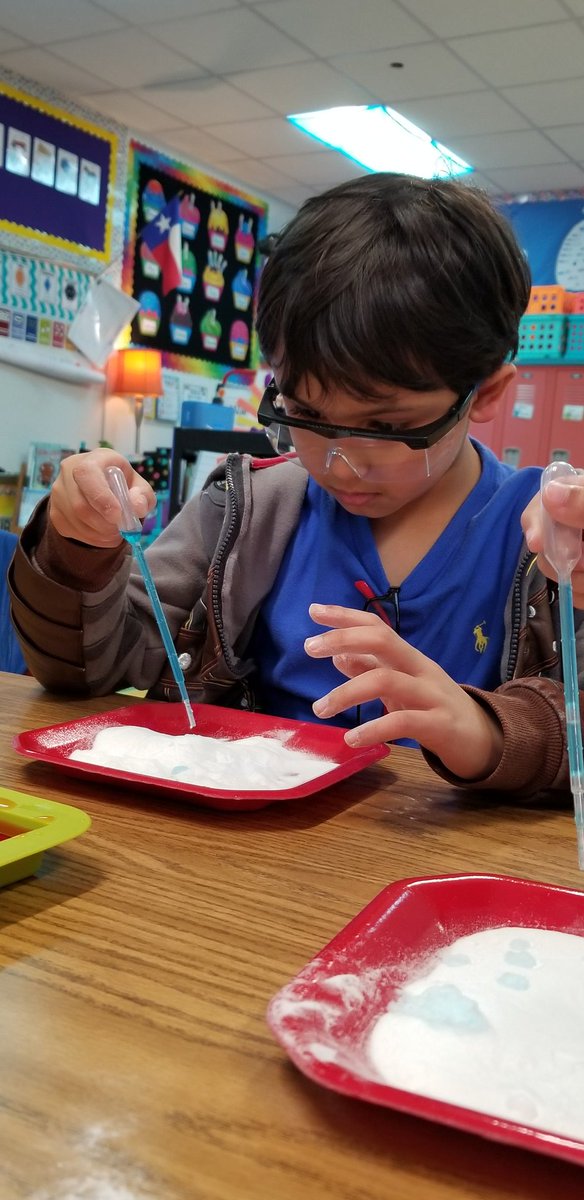 FirstwithMissC's tweet photo. A little vinegar and baking soda make for a stinky science experiment in #littlescientists club! #polserproud #1stgrade https://t.co/eBv6qFtZJw