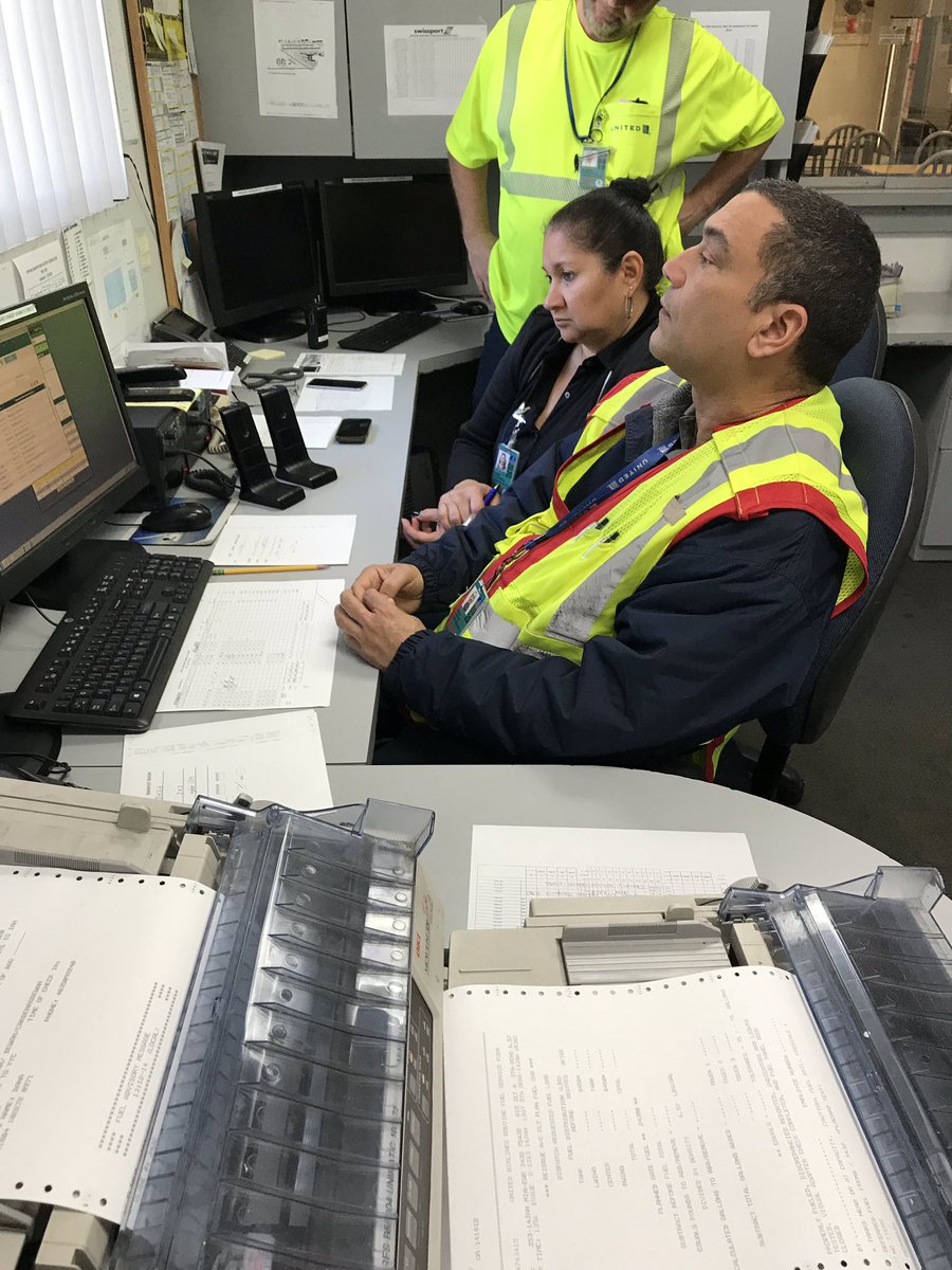 UA Consistency Team visiting MIA. Oscar and Denise in the MIA SOC helping ensure a smooth day. Nice job! @KevinSummerlin5 @BsquaredUA @Vpyngolil @fiona_kiesel @weareunited #consistencyteam