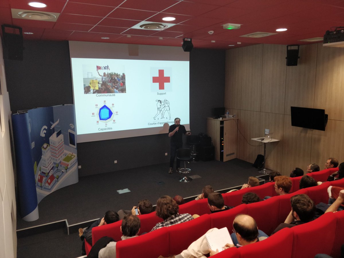 BrestJS's tweet photo. Pour le choix d'un framework JavaScript, Kyllian nous parle de maintenabilité vs efficacité, communauté, support, capacité, ... #Brest #CodeLunch #javascript https://t.co/yvFlE8PYKv