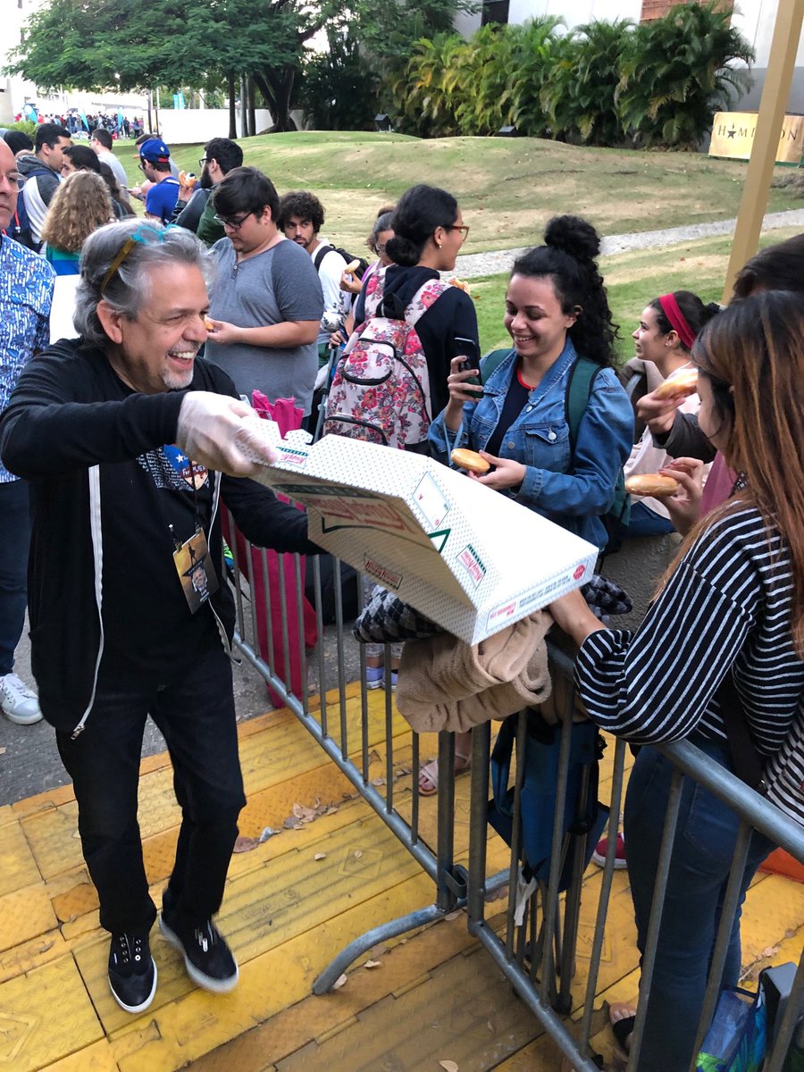 Early in the morning I had the honor to offer @krispykreme donuts to hundreds of students who camped @CBASanturce for $10 tickets 4 today’s matinee.