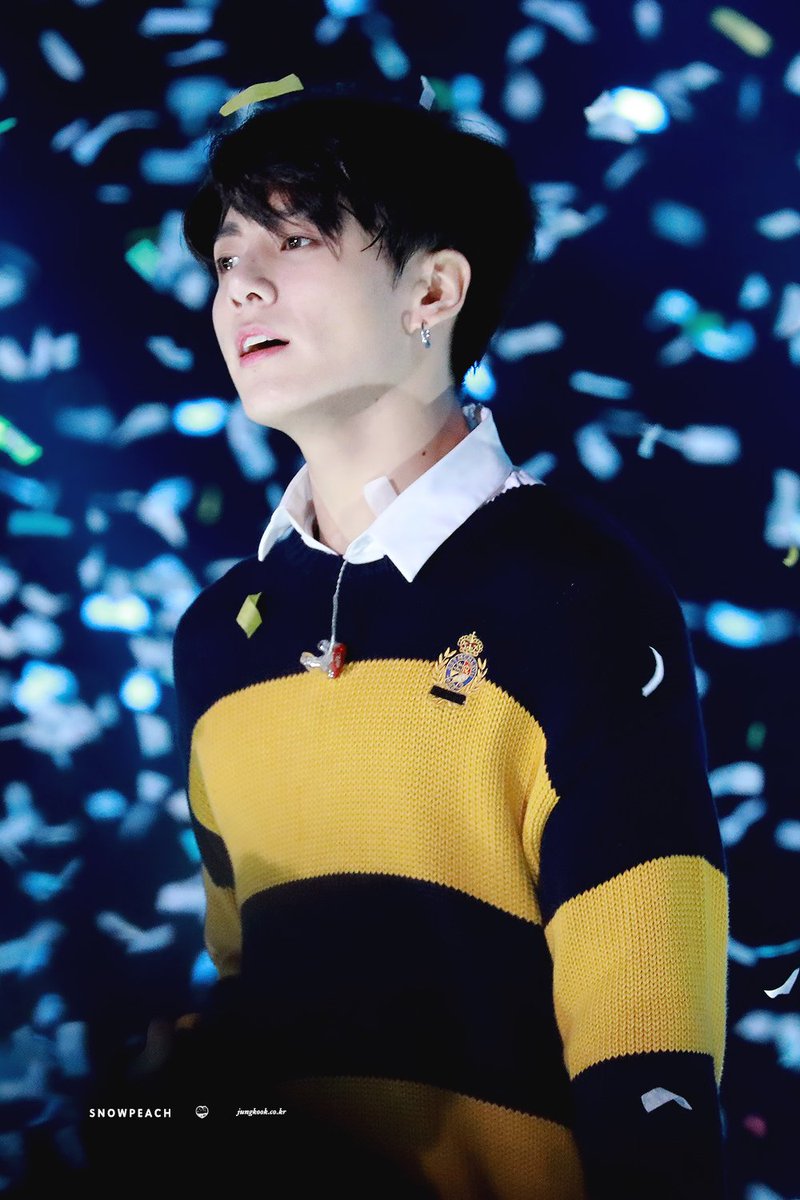 JUNGKOOKcokr's tweet photo. 190115 SMA 
저희는 그러므로 항상 함께할 거고 앞으로도 꾸준히 행복할 것입니다.  #정국 @BTS_twt https://t.co/9iUkrdW8cJ