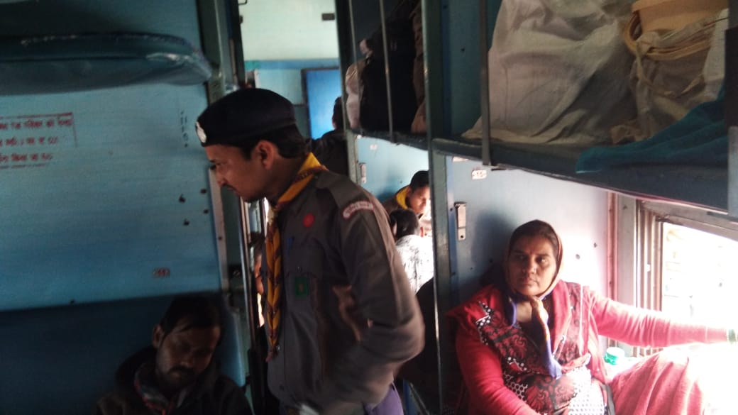 NERBSGLJN's tweet photo. दिनांक 16/01/19 को   जिला संघ लखनऊ स्काउटरों द्वारा रेलवे बोर्ड द्वारा दिये गए दिशानिर्देशन में थर्ड पार्टी  फीड बैक फॉर्म रेल यात्रियों से बादशाह नगर रेलवे स्टेशन  पर आने एवं जाने वाली गाड़ियों के यात्रियों से फॉर्म भरवाया कर  फीडबैक  लिया गया l
@drmljn 
@RailMinIndia https://t.co/XQN0rzFh8R