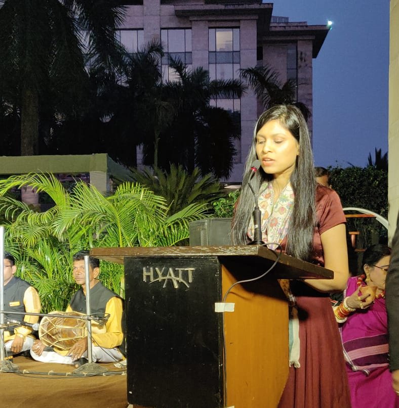 FoundationPK's tweet photo. Our very own @ehsaaswomen of #Kolkata @nilishaagarwal welcoming the audience today at the inaugural session of #SurAurSaaz. @ezcckolkata @MinOfCultureGoI @hyattkolkata https://t.co/hWSs0myyyV