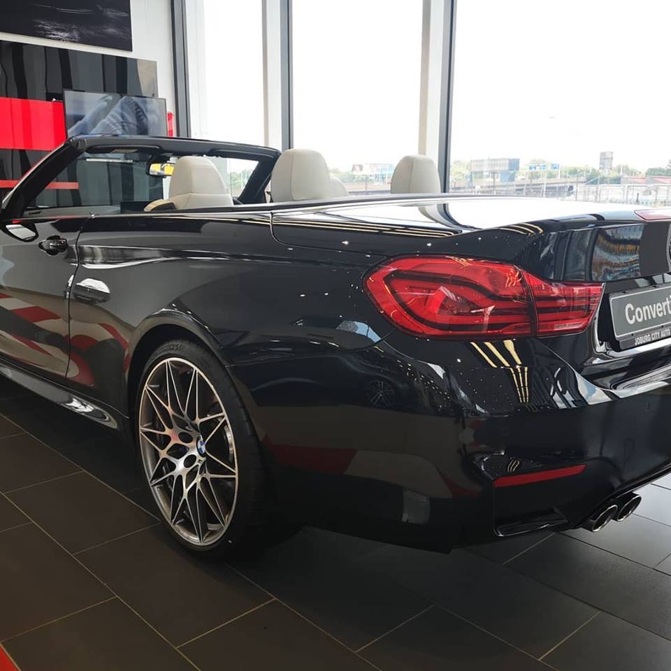 BMWJoburgCity's tweet photo. BMW M4 Azurite Black Metallic Convertible.

#BMW #M4 #Azurite #Convertible #Blackfeatures. #WhiteLeather #FourPipes #InstagramaPhotos https://t.co/DduQkHGhNq