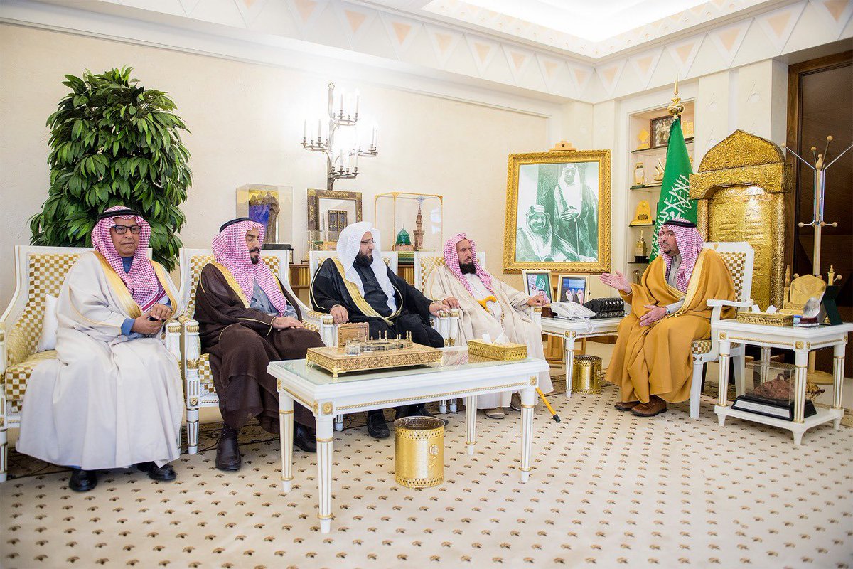 EmarahAlQassim's tweet photo. خلال استقباله مشرف وأعضاء دار النفائس والمحفوظات في #القصيم .. 
الأمير #فيصل_بن_مشعل يدشن فلم #سقيا_بريده الوثائقي التاريخي مابين عام ١٣٧٤هـ - ١٣٩٢هـ والمقدم على نفقة الوجيه عبدالرحمن الخضير -رحمه الله-. https://t.co/yQ8nynfHPq