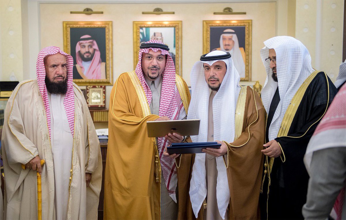 EmarahAlQassim's tweet photo. خلال استقباله مشرف وأعضاء دار النفائس والمحفوظات في #القصيم .. 
الأمير #فيصل_بن_مشعل يدشن فلم #سقيا_بريده الوثائقي التاريخي مابين عام ١٣٧٤هـ - ١٣٩٢هـ والمقدم على نفقة الوجيه عبدالرحمن الخضير -رحمه الله-. https://t.co/yQ8nynfHPq