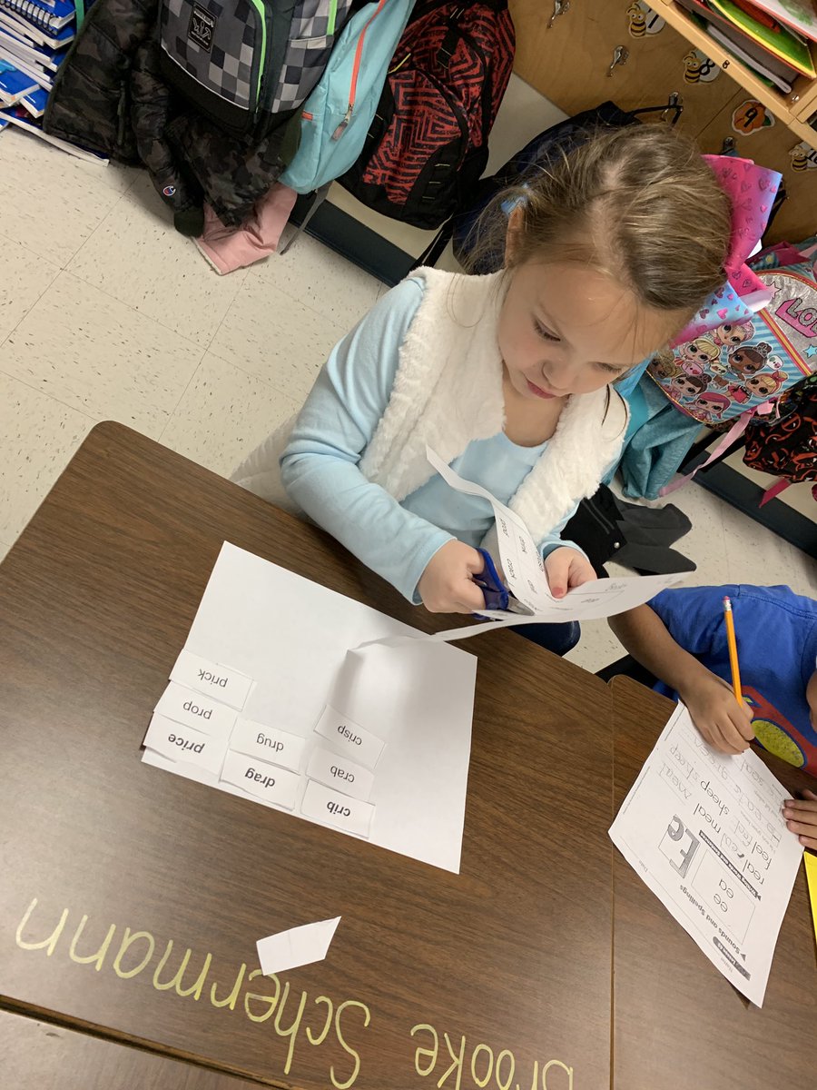 SingTeachLearn's tweet image. Students learning about words THEIR way! Sorting words by patterns helps make sense of spelling. #RKDTC19 #wordstheirway