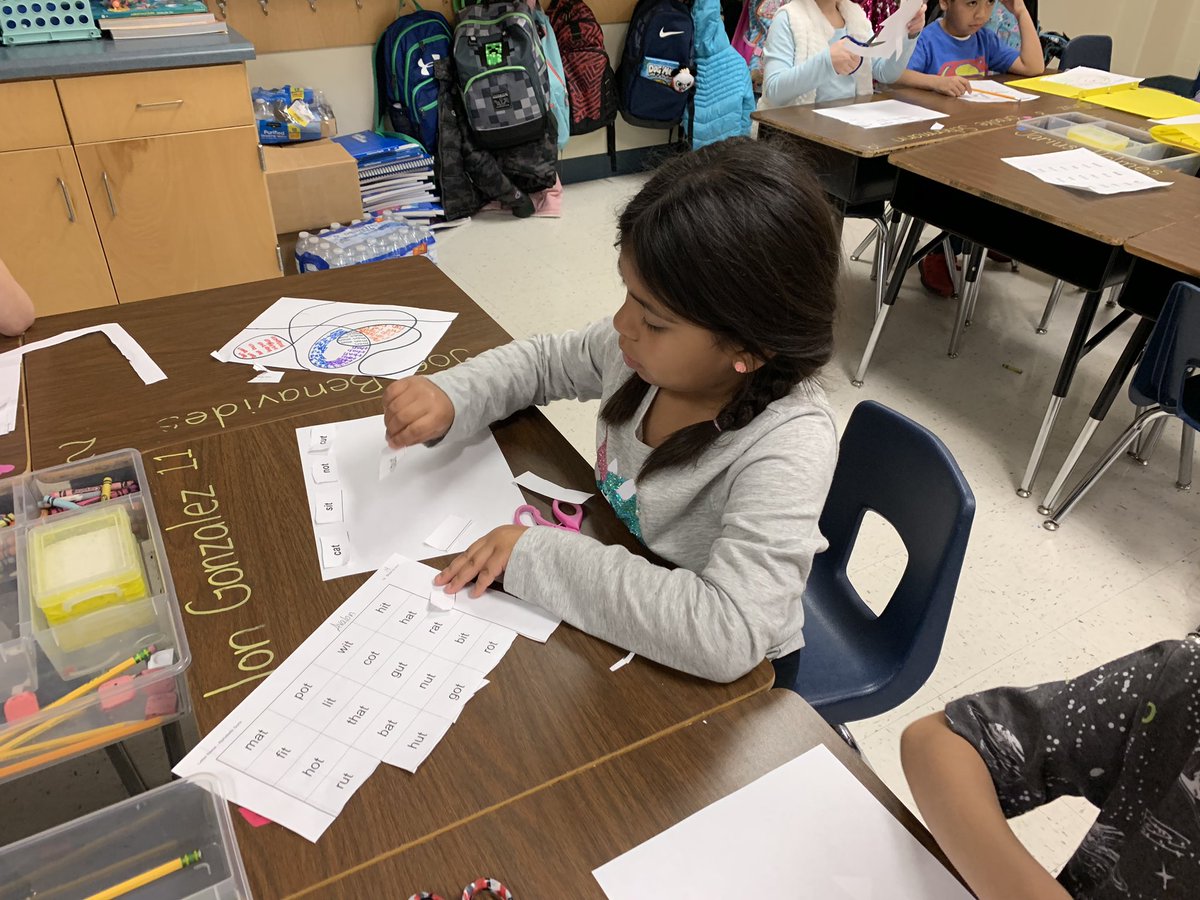 SingTeachLearn's tweet image. Students learning about words THEIR way! Sorting words by patterns helps make sense of spelling. #RKDTC19 #wordstheirway