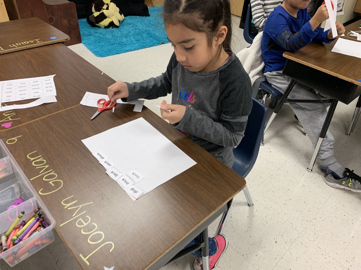 SingTeachLearn's tweet image. Students learning about words THEIR way! Sorting words by patterns helps make sense of spelling. #RKDTC19 #wordstheirway