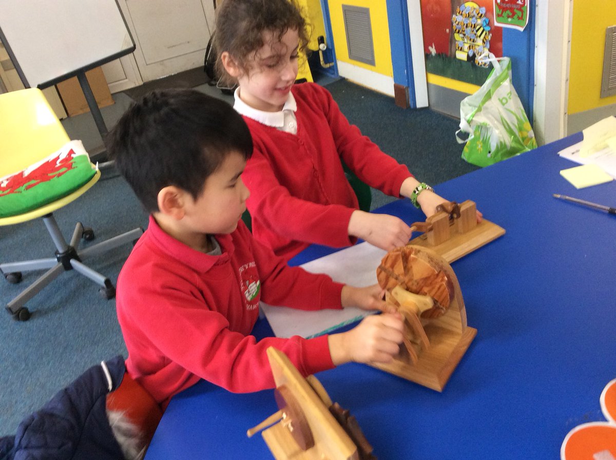 ClassMerlin2's tweet photo. Exploring cam shaft models today in STEM Club. The self conjugate cam was our favourite! https://t.co/nJeu9snEoX