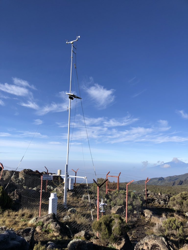 fisler's tweet photo. Guter Standort für die beiden #Messstationen beim #Shira2 Camp am #Kilimanjaro. Eine #Messstation stammt vom nationalen #Wetterdienst #Tansania und die andere von einem US Philanthrop. Eine #Wetterstation zuviel, er hätte besser in das nationale #Messnetz investiert. https://t.co/ve3qhdXzyb