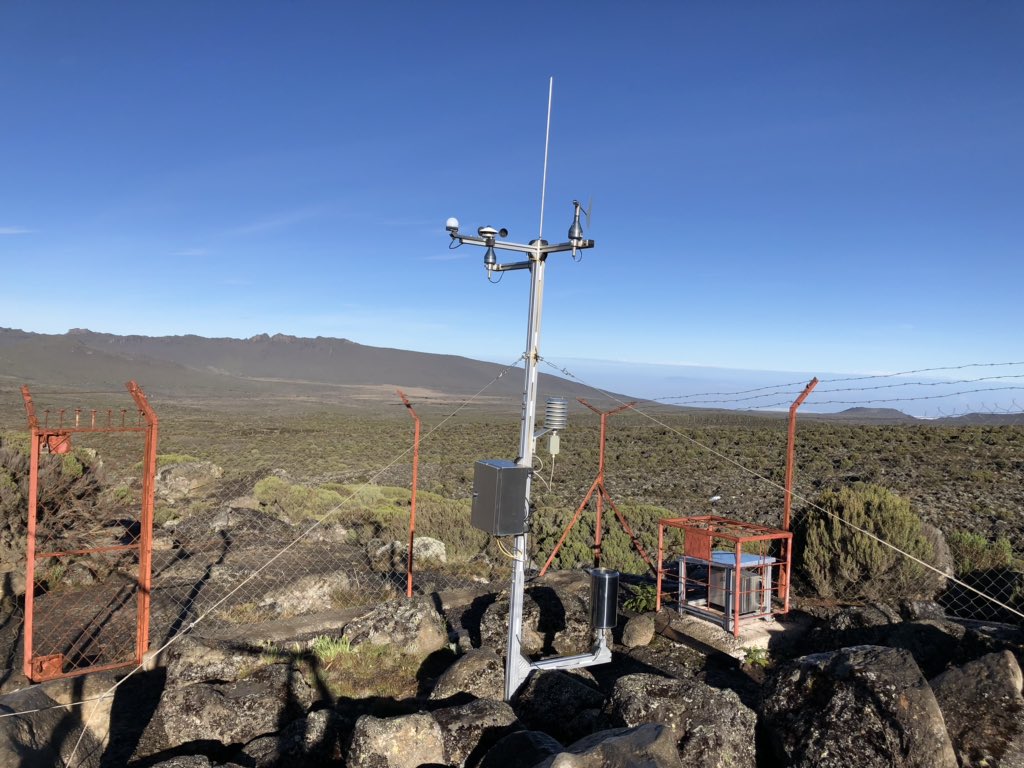 fisler's tweet photo. Guter Standort für die beiden #Messstationen beim #Shira2 Camp am #Kilimanjaro. Eine #Messstation stammt vom nationalen #Wetterdienst #Tansania und die andere von einem US Philanthrop. Eine #Wetterstation zuviel, er hätte besser in das nationale #Messnetz investiert. https://t.co/ve3qhdXzyb