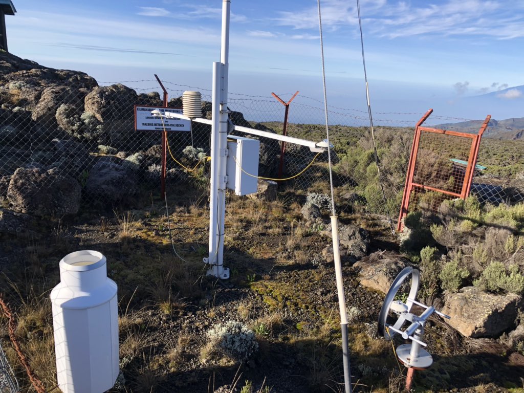 fisler's tweet photo. Guter Standort für die beiden #Messstationen beim #Shira2 Camp am #Kilimanjaro. Eine #Messstation stammt vom nationalen #Wetterdienst #Tansania und die andere von einem US Philanthrop. Eine #Wetterstation zuviel, er hätte besser in das nationale #Messnetz investiert. https://t.co/ve3qhdXzyb