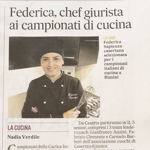 fede_sapienza's tweet photo. Emozionata è dir poco!
Orgoglio, tanto. Paura, a palla. Voglia di fare, infinita.
#consapienza ai Campionati Nazionali di cucina della Federazione Italiana Cuochi
Ora si vola!
#chefadomicilio #personalchef #cuocaadomicilio #ilovemyjob
.
.
.
.
.
#fitchef #chefathome #chefson… https://t.co/lLDymy6EMV