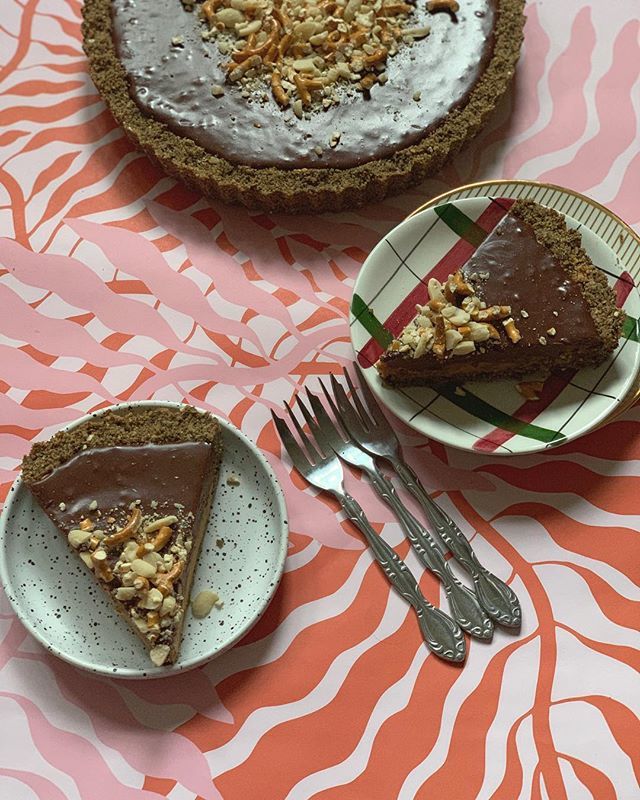 Do you know how easy it is to make vegan chocolate mousse?
It’s 2 ingredients. Vegan chocolate - doesn’t have to speciality, some dark chocolate in supermarkets is #accidentallyvegan &amp; a bit of non-dairy milk or cream. For this I used the <a href="/oatly/">Oatly</a> pouring … bit.ly/2svtTwL